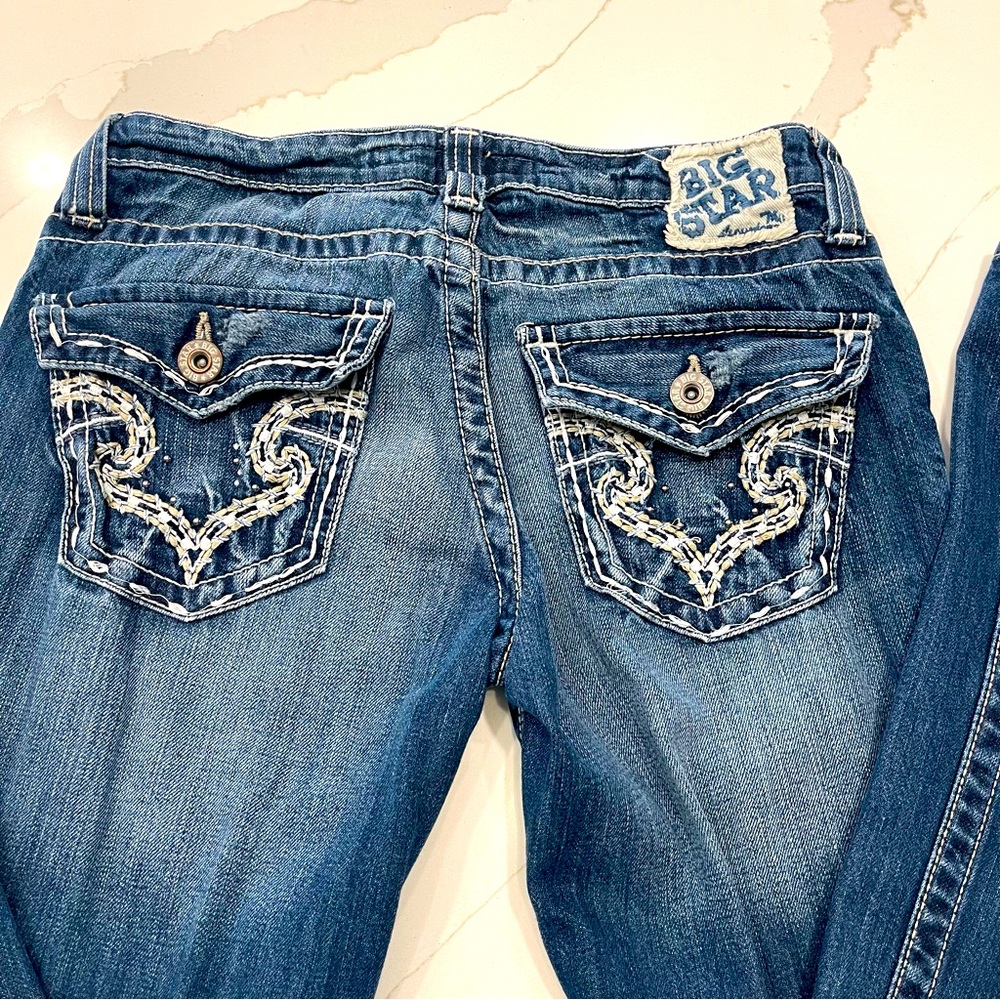 Big Star Low Rise Fit amazing straight leg blue jeans 27” waist 33” long